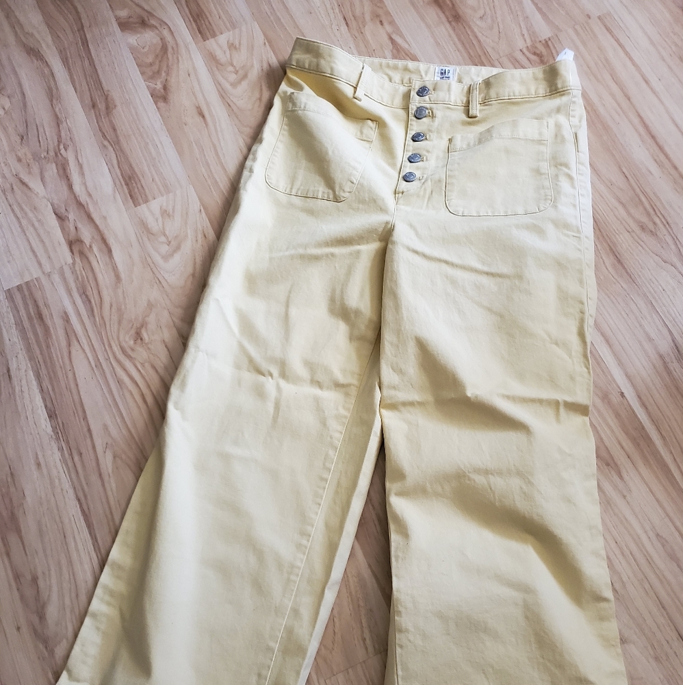 NWT GAP Yellow Cropped Khaki